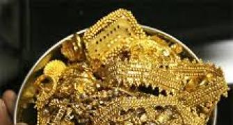 Gold falls on muted demand, global cues