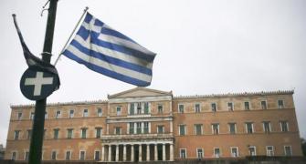 Greek parliament approves bailout measures as Syriza fragments
