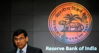 Rajan leaves rates unchanged; warns of inflation risks
