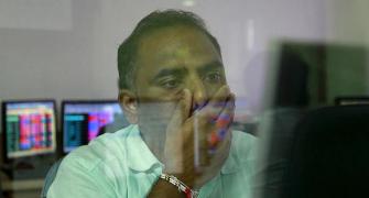 Markets tumble nearly 1%; Sensex tanks 509 points
