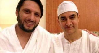 Photo: Aamir Khan meets Shahid Afridi in Mecca