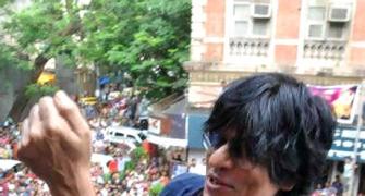 PHOTO: Shah Rukh Khan does Lungi dance with fans