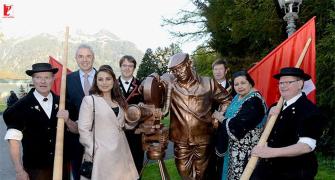Rani Mukerji, Pamela Chopra unveil Yash Chopra's statue