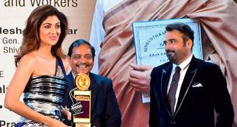 PIX: Shilpa, Juhi, Manisha, Raveena win awards