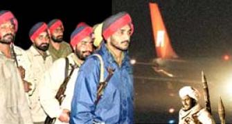 India steps up hunt for hijackers