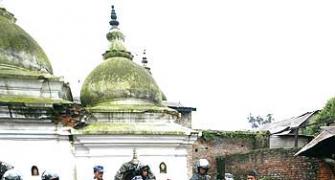 Pic: Indian priests pray at Nepal temple again
