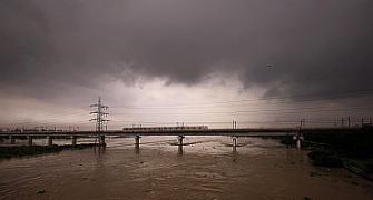 Delhi faces flood threat as Yamuna swells up