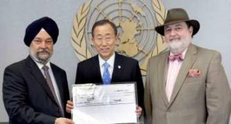 India hands over flood relief to Pak through UN