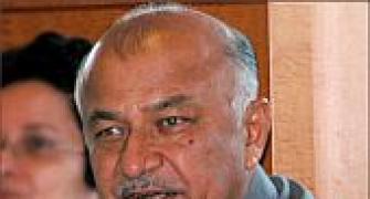 Ready to talk to Hazare if PM wants, says Shinde