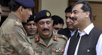 Pakistan PM tries to make peace with powerful army