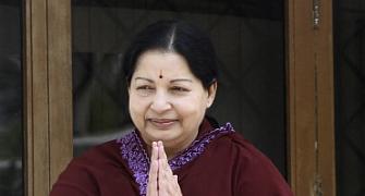 Jaya warms up to Mamata after cold shoulder to Left