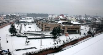 Heavy snowfall shuts down Kashmir