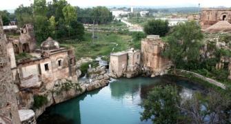 Pakistan: Fabled pond in Hindu temple runs DRY