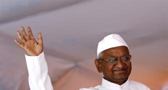 Team Anna ends 10-day fast, announces political party