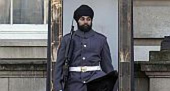 Sikh becomes first Buckingham Palace guard with turban
