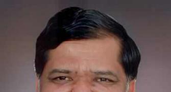 Gowda to quit as K'taka CM, Jagadish Shettar to take over
