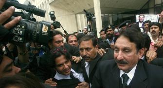 Pakistani chief justice turns the tables on Zardari govt