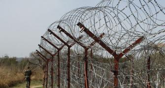 Indo, Pak army officials talk to ease border tension