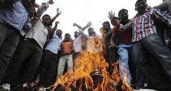 Anti-Telangana protesters defy order, hold rail roko in Guntur