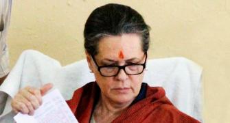 Reach out to Seema-Andhra people: Sonia tells Telangana MPs