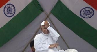 Hazare asks Aam Aadmi Party leader to leave fast site