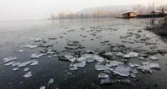 In PHOTOS: Fighting bitter cold in sub-zero Kashmir