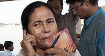 Mamata calls YSR's wife; Congress, TDP worry