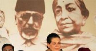 Sonia Gandhi offers 'chadar' at Ajmer Sharif