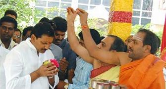 Digvijaya calls emergency meet to pacify rebellious Andhra CM