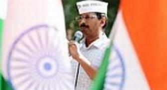 Man throws black paint on Kejriwal during press conference