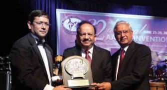 Vardhan promises 15-day approval for Indian-American doctors