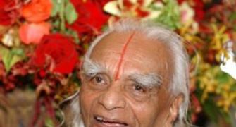 Yoga guru B K S Iyengar passes away in Pune