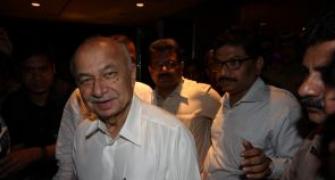 Kejriwal's sit-in: Home Minister Shinde meets PM