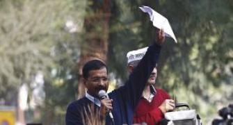 Kejriwal spends the night on street, threatens to flood Rajpath with protesters
