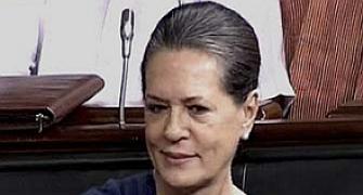 Sonia cheers as Kharge compares Congress to Pandavas