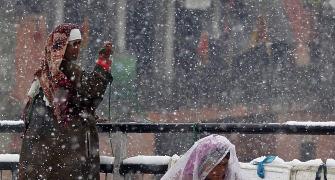 Unexpected snowfall kills 17 in Kashmir