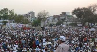Kejriwal announces decision to take on Modi in Varanasi