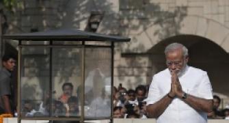 Ahead of taking oath as PM, Modi visits Rajghat