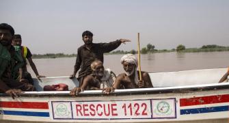 Pak army deploys choppers, boats for flood relief, toll 261