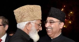 Hurriyat leaders meet Pak envoy, discuss Sushma, Sharif meeting