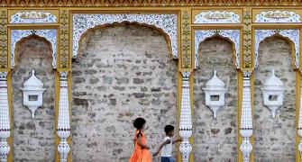 Pak to renovate Hindu temples, Indian pilgrims pray for peace