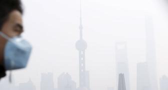Beijing faces year's worst smog, issues red alert