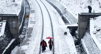 Fresh snowfall shuts highway, disrupts traffic in Jammu & Kashmir