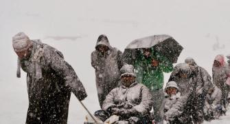 PHOTOS: Another manic Monday in Kashmir, courtesy heavy snowfall
