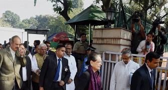 Sonia and Co rally to defend Manmohan