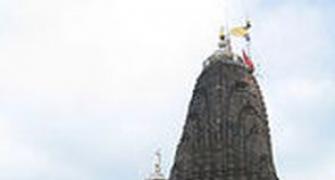 Trimbakeshwar Temple revokes its ban on men's entry in sanctum