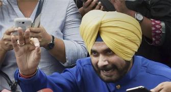 Imran calls up Sidhu, invites him to swearing-in ceremony