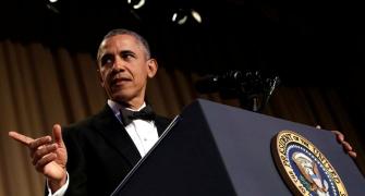 Obama mocks self, scribes and rivals at final White House dinner gig