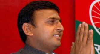 Akhilesh meets UP governor amid party's power struggle