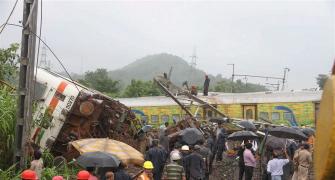 9 coaches, loco of Mumbai-Nagpur Duronto derail due to landslide